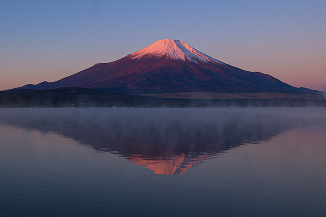 朝陽で真っ赤に染まった富士山