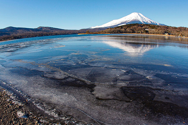山中湖湖畔が凍結始める「おうちで旅体験」